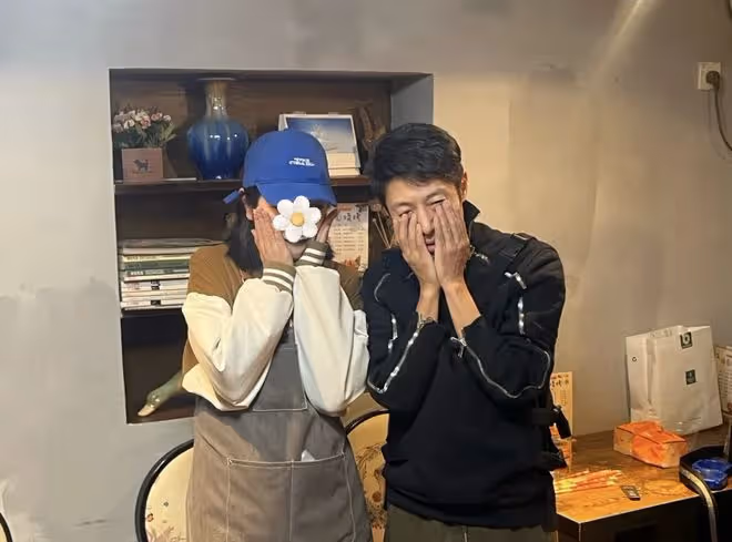 撒貝寧回湖北老家再被偶遇,學小姐姐害羞捂臉,笑出皺紋好慈祥