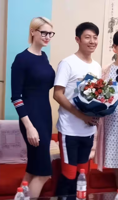 撒貝寧回湖北老家再被偶遇,學小姐姐害羞捂臉,笑出皺紋好慈祥