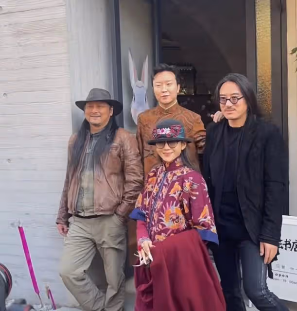 楊麗萍李玉剛同過年被偶遇,胳膊緊挽關係親密,多天相處惹人生疑