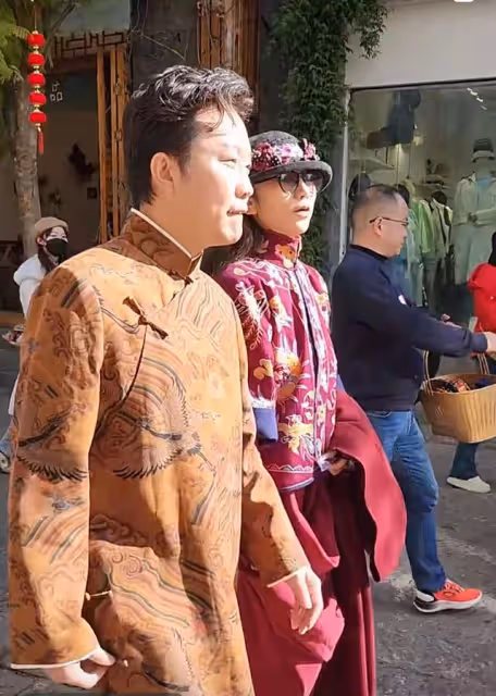 楊麗萍李玉剛同過年被偶遇,胳膊緊挽關係親密,多天相處惹人生疑