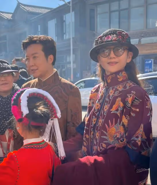 楊麗萍李玉剛同過年被偶遇,胳膊緊挽關係親密,多天相處惹人生疑