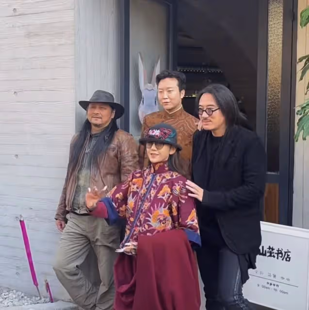 楊麗萍李玉剛同過年被偶遇,胳膊緊挽關係親密,多天相處惹人生疑
