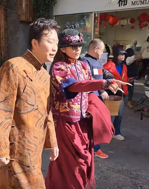 楊麗萍李玉剛同過年被偶遇,胳膊緊挽關係親密,多天相處惹人生疑