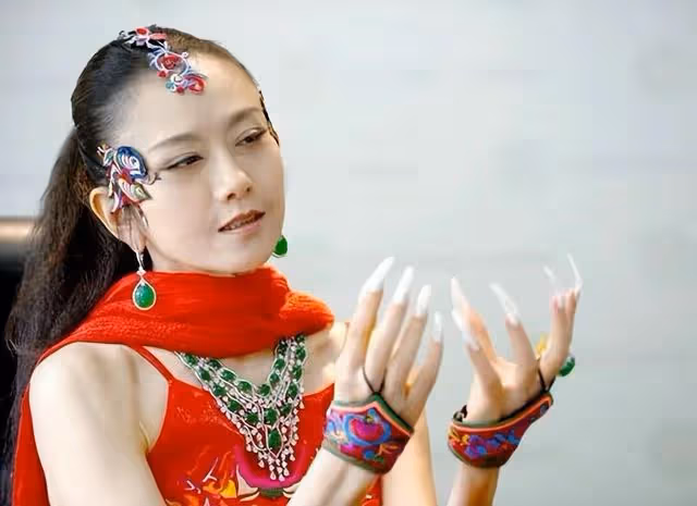楊麗萍李玉剛同過年被偶遇,胳膊緊挽關係親密,多天相處惹人生疑