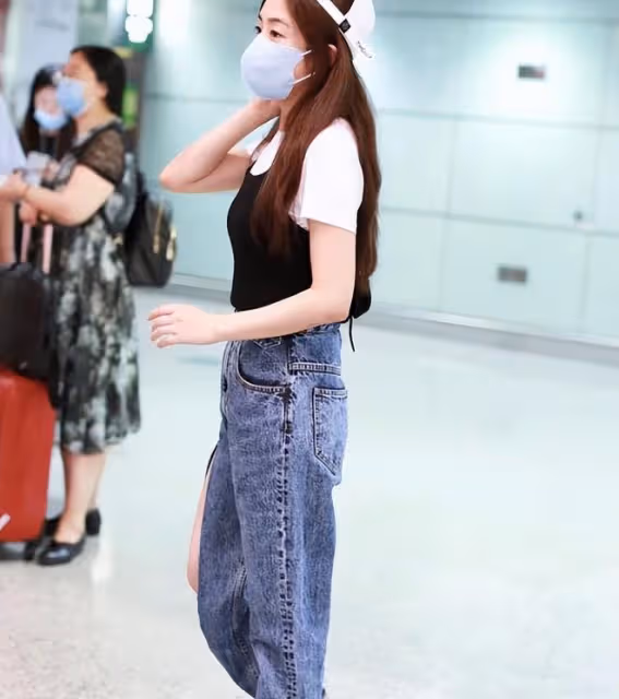 「大鍘刀」的麻袋牛仔褲搭配白色短袖,張含韻變身街頭靚女!