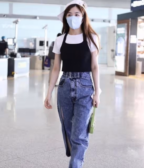 「大鍘刀」的麻袋牛仔褲搭配白色短袖,張含韻變身街頭靚女!