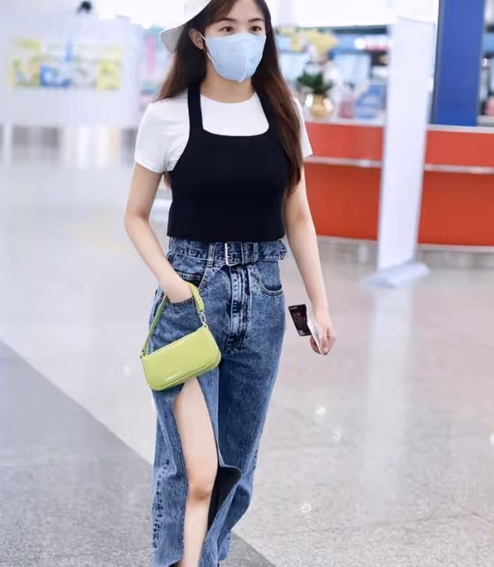 「大鍘刀」的麻袋牛仔褲搭配白色短袖,張含韻變身街頭靚女!