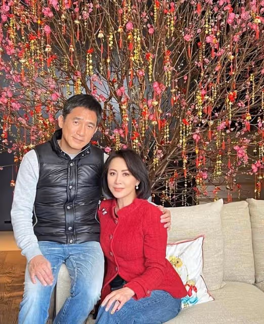 劉嘉玲梁朝偉大年初四合體拜年,梁朝偉有了些許白髮和皺紋