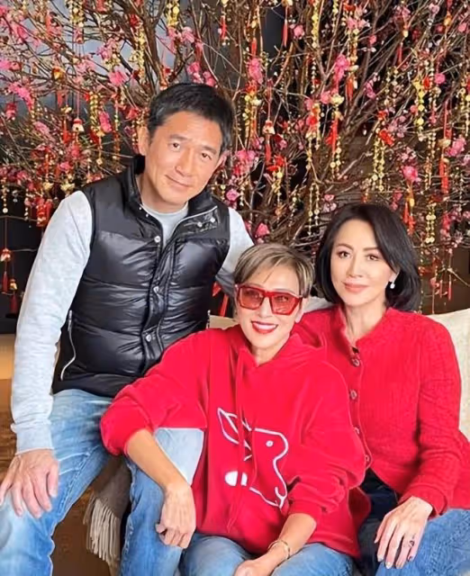劉嘉玲梁朝偉大年初四合體拜年,梁朝偉有了些許白髮和皺紋