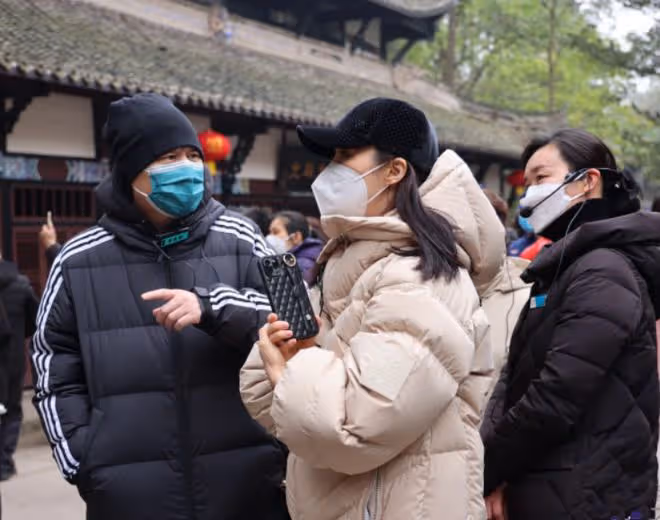 陳建斌陪妻子回重慶過年，遊覽名勝好恩愛，蔣勤勤臉部發黃疑過敏
