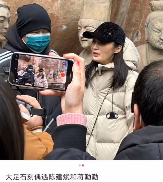 陳建斌陪妻子回重慶過年，遊覽名勝好恩愛，蔣勤勤臉部發黃疑過敏