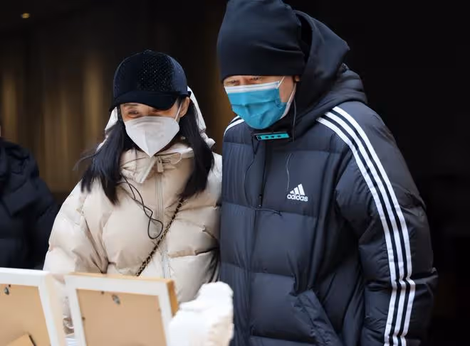陳建斌陪妻子回重慶過年,遊覽名勝好恩愛,蔣勤勤臉部發黃疑過敏