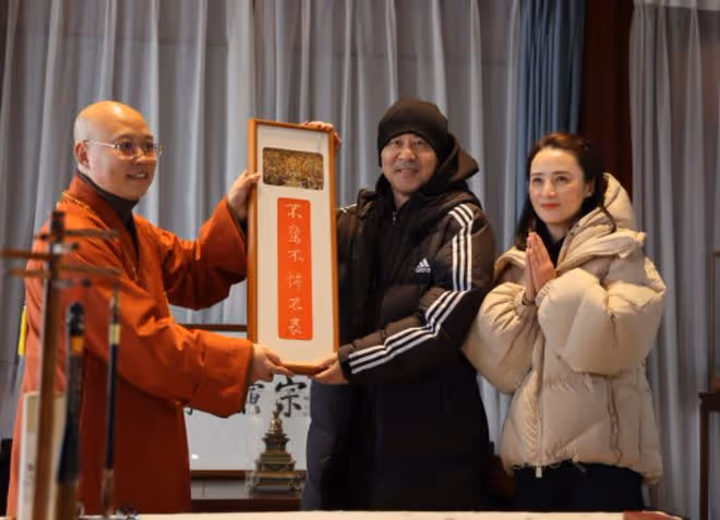 陳建斌陪妻子回重慶過年,遊覽名勝好恩愛,蔣勤勤臉部發黃疑過敏