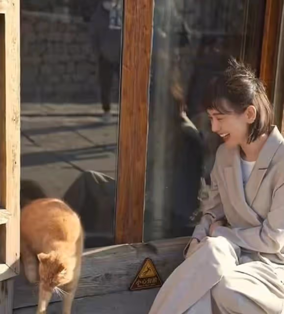 劉愷威回港過年不帶女友!與眾星聚會喝到臉紅,張開雙臂興奮歡呼