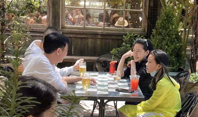 小S曬度假照,被老公嫌棄不換新衣服,背包耳環用了近20年好節儉