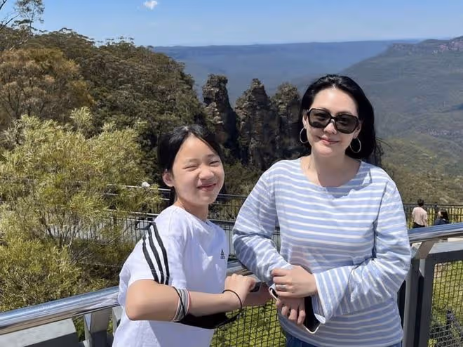 小S曬度假照,被老公嫌棄不換新衣服,背包耳環用了近20年好節儉