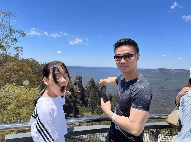 小S曬度假照,被老公嫌棄不換新衣服,背包耳環用了近20年好節儉