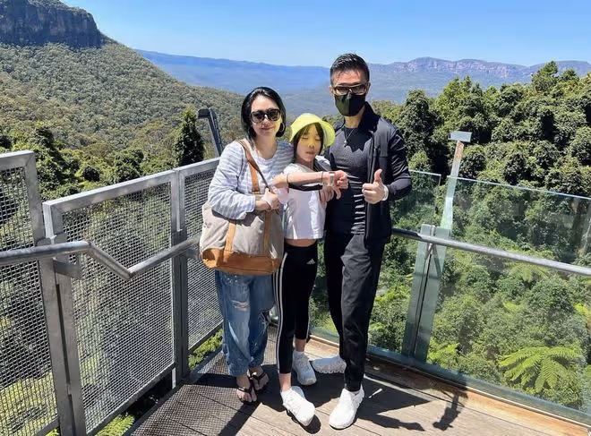 小S曬度假照,被老公嫌棄不換新衣服,背包耳環用了近20年好節儉