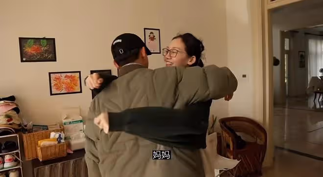 鄭愷曬祖孫四代同框照,和苗苗煙花下甜蜜擁吻,父親奶奶罕見出鏡