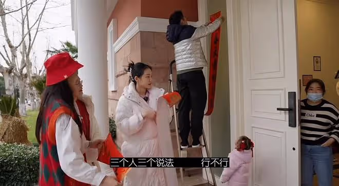 鄭愷曬祖孫四代同框照,和苗苗煙花下甜蜜擁吻,父親奶奶罕見出鏡