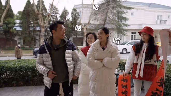 鄭愷曬祖孫四代同框照,和苗苗煙花下甜蜜擁吻,父親奶奶罕見出鏡