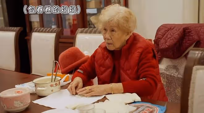 鄭愷曬祖孫四代同框照,和苗苗煙花下甜蜜擁吻,父親奶奶罕見出鏡