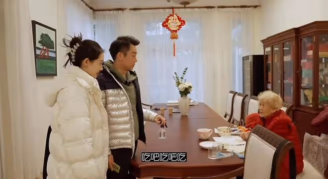 鄭愷曬祖孫四代同框照，和苗苗煙花下甜蜜擁吻，父親奶奶罕見出鏡