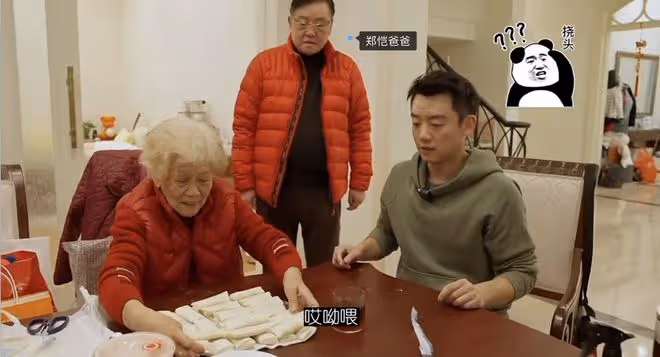 鄭愷曬祖孫四代同框照，和苗苗煙花下甜蜜擁吻，父親奶奶罕見出鏡