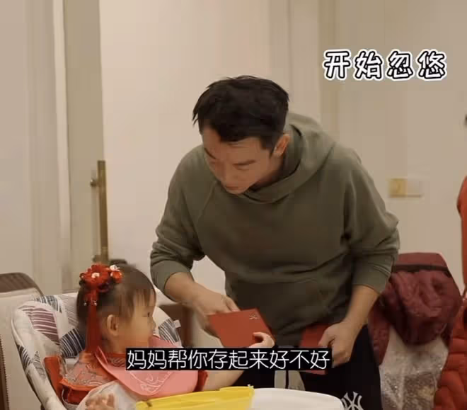鄭愷曬祖孫四代同框照，和苗苗煙花下甜蜜擁吻，父親奶奶罕見出鏡
