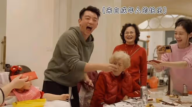鄭愷曬祖孫四代同框照，和苗苗煙花下甜蜜擁吻，父親奶奶罕見出鏡