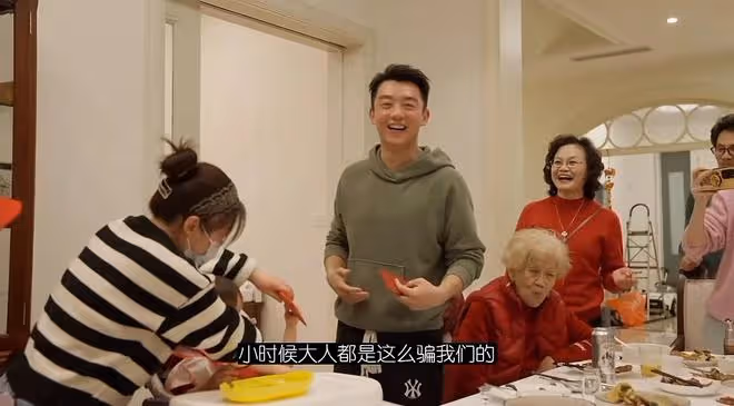 鄭愷曬祖孫四代同框照，和苗苗煙花下甜蜜擁吻，父親奶奶罕見出鏡