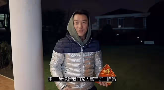鄭愷曬祖孫四代同框照，和苗苗煙花下甜蜜擁吻，父親奶奶罕見出鏡