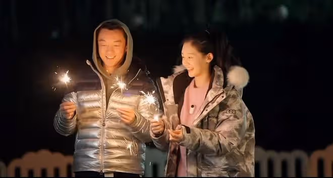 鄭愷曬祖孫四代同框照,和苗苗煙花下甜蜜擁吻,父親奶奶罕見出鏡
