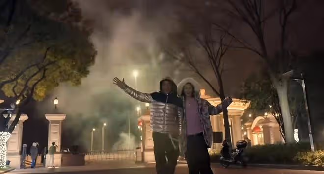 鄭愷曬祖孫四代同框照,和苗苗煙花下甜蜜擁吻,父親奶奶罕見出鏡