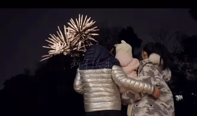 鄭愷曬祖孫四代同框照,和苗苗煙花下甜蜜擁吻,父親奶奶罕見出鏡