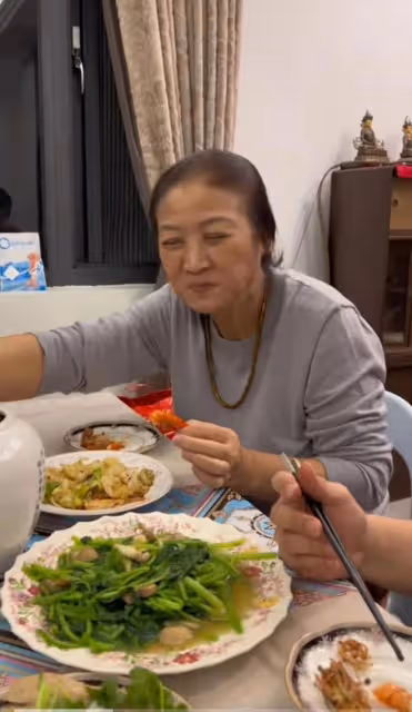 李立群:昨天才吃上年夜飯,全家拍照的時候,兩個兒子態度很傲慢