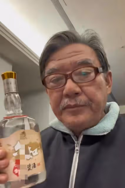 李立群:昨天才吃上年夜飯,全家拍照的時候,兩個兒子態度很傲慢