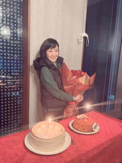 曾志偉前妻攜女回港過年，68歲生日開心收花，跟首任前夫仍是朋友