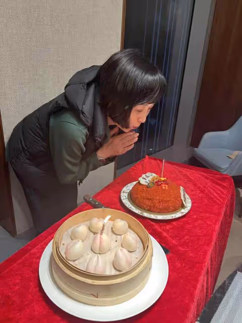 曾志偉前妻攜女回港過年，68歲生日開心收花，跟首任前夫仍是朋友