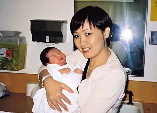 曾志偉前妻攜女回港過年,68歲生日開心收花,跟首任前夫仍是朋友
