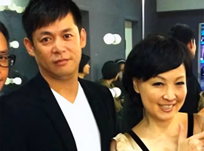 曾志偉前妻攜女回港過年,68歲生日開心收花,跟首任前夫仍是朋友