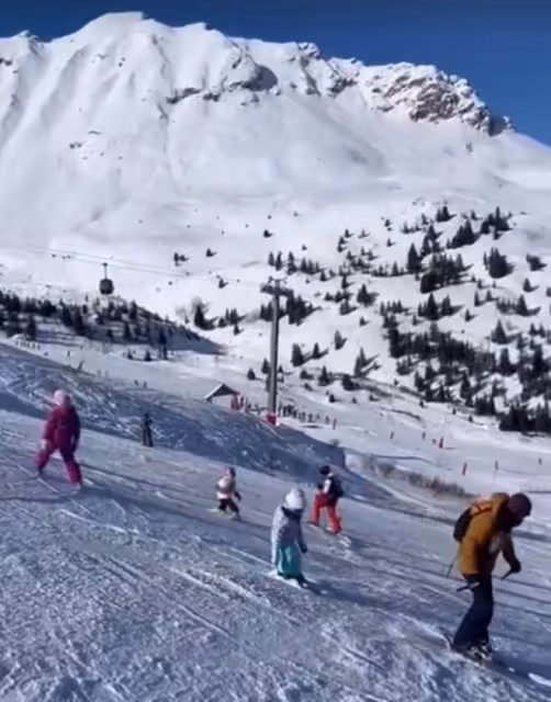 何超瓊與乾女兒一家過年,滑雪吃火鍋太愜意,無血緣卻親如家人