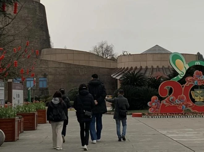 姚明一家過年去四川旅遊!被人圍擁緊皺眉頭顯不悅,坐大巴車離開