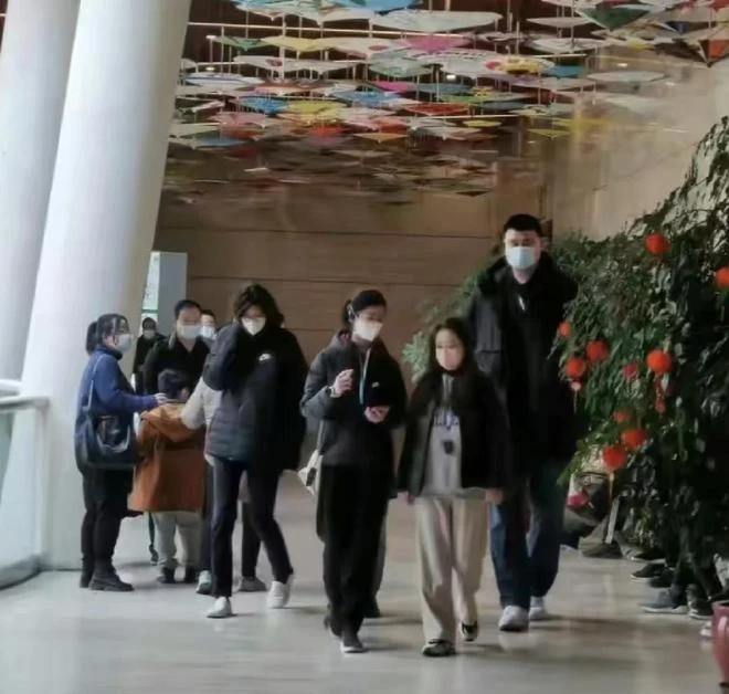 姚明一家過年去四川旅遊!被人圍擁緊皺眉頭顯不悅,坐大巴車離開