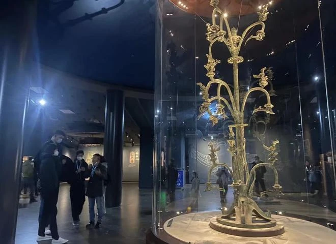 姚明一家過年去四川旅遊!被人圍擁緊皺眉頭顯不悅,坐大巴車離開