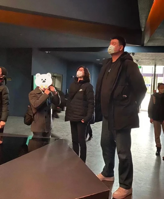 姚明一家過年去四川旅遊!被人圍擁緊皺眉頭顯不悅,坐大巴車離開