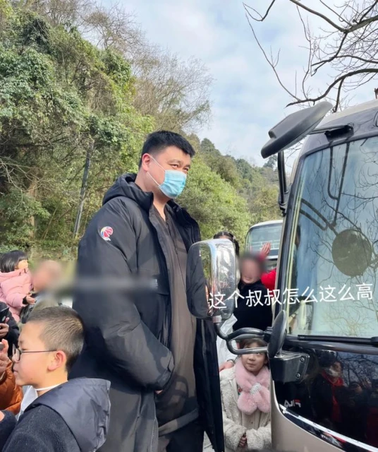 姚明一家過年去四川旅遊!被人圍擁緊皺眉頭顯不悅,坐大巴車離開
