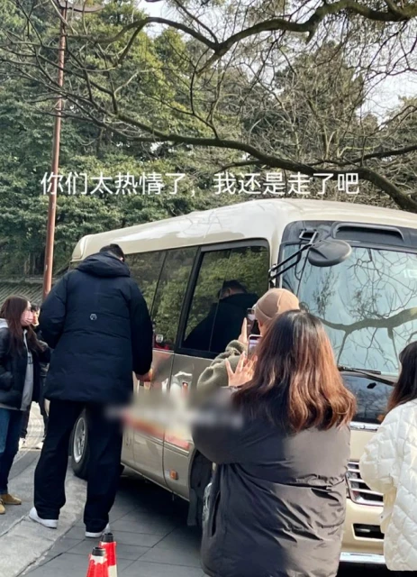 姚明一家過年去四川旅遊！被人圍擁緊皺眉頭顯不悅，坐大巴車離開