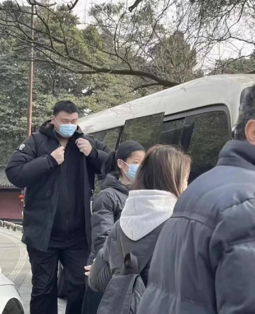 姚明一家過年去四川旅遊!被人圍擁緊皺眉頭顯不悅,坐大巴車離開