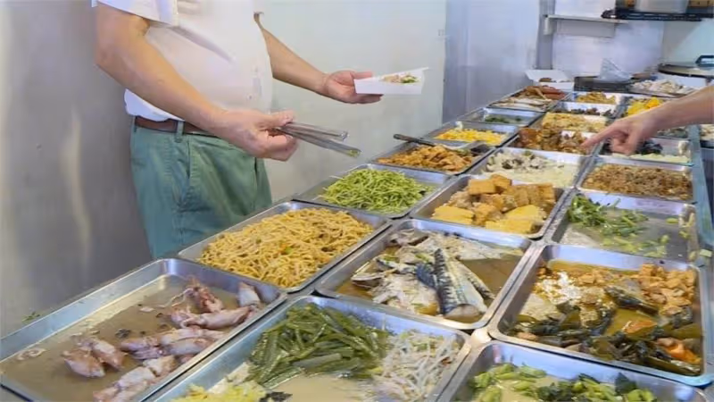只買3碗白飯!單親2寶媽不敢夾肉「掏空皮夾湊錢」 自助餐老闆含淚「她不願領愛心餐」霸氣出手了!